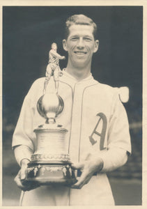 Lefty Grove receiving AL MVP International News Original Photograph, Type 1 PSA - 1932 Image 1